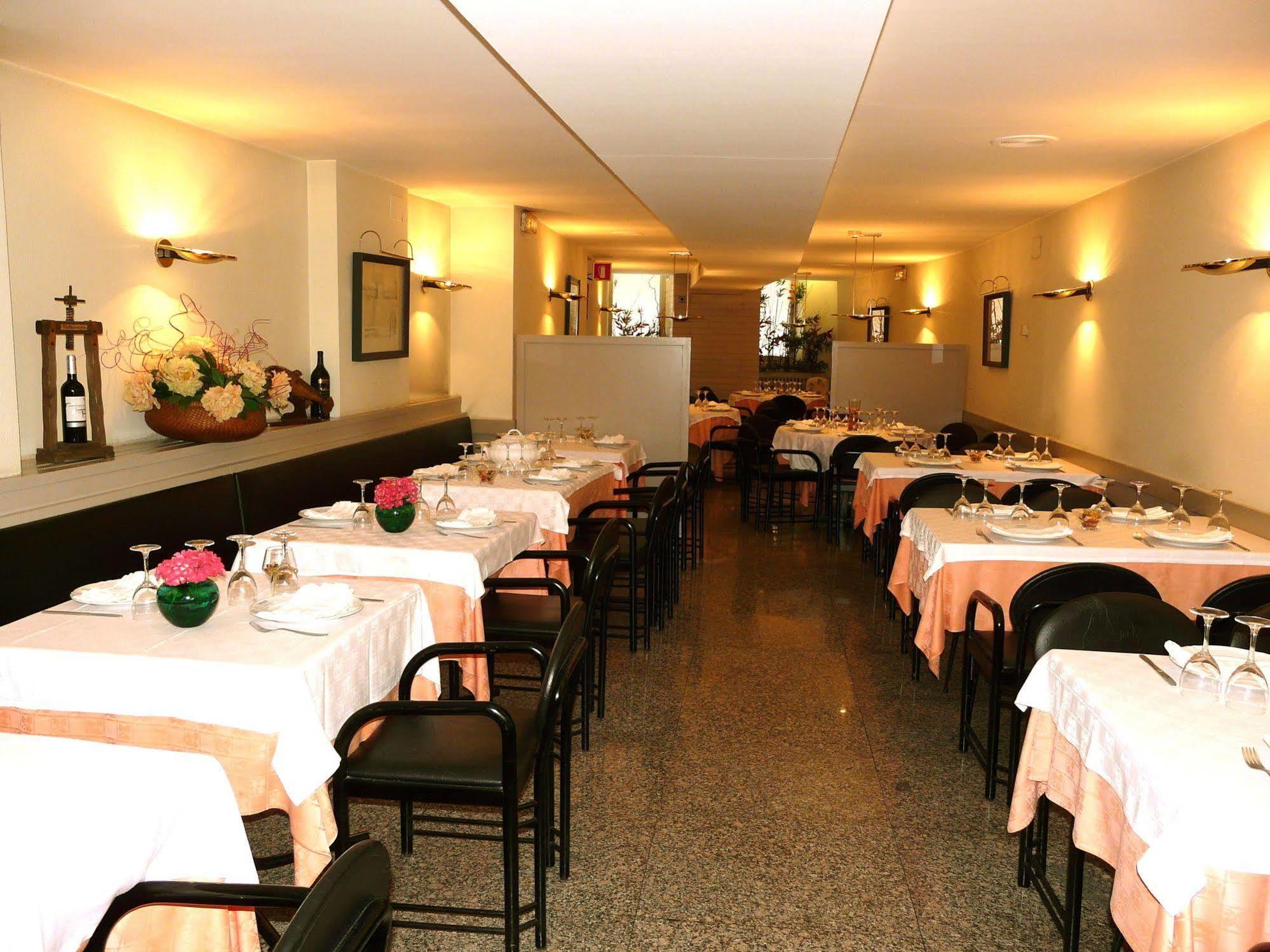 Hotel Nice La Seu d'Urgell Dış mekan fotoğraf