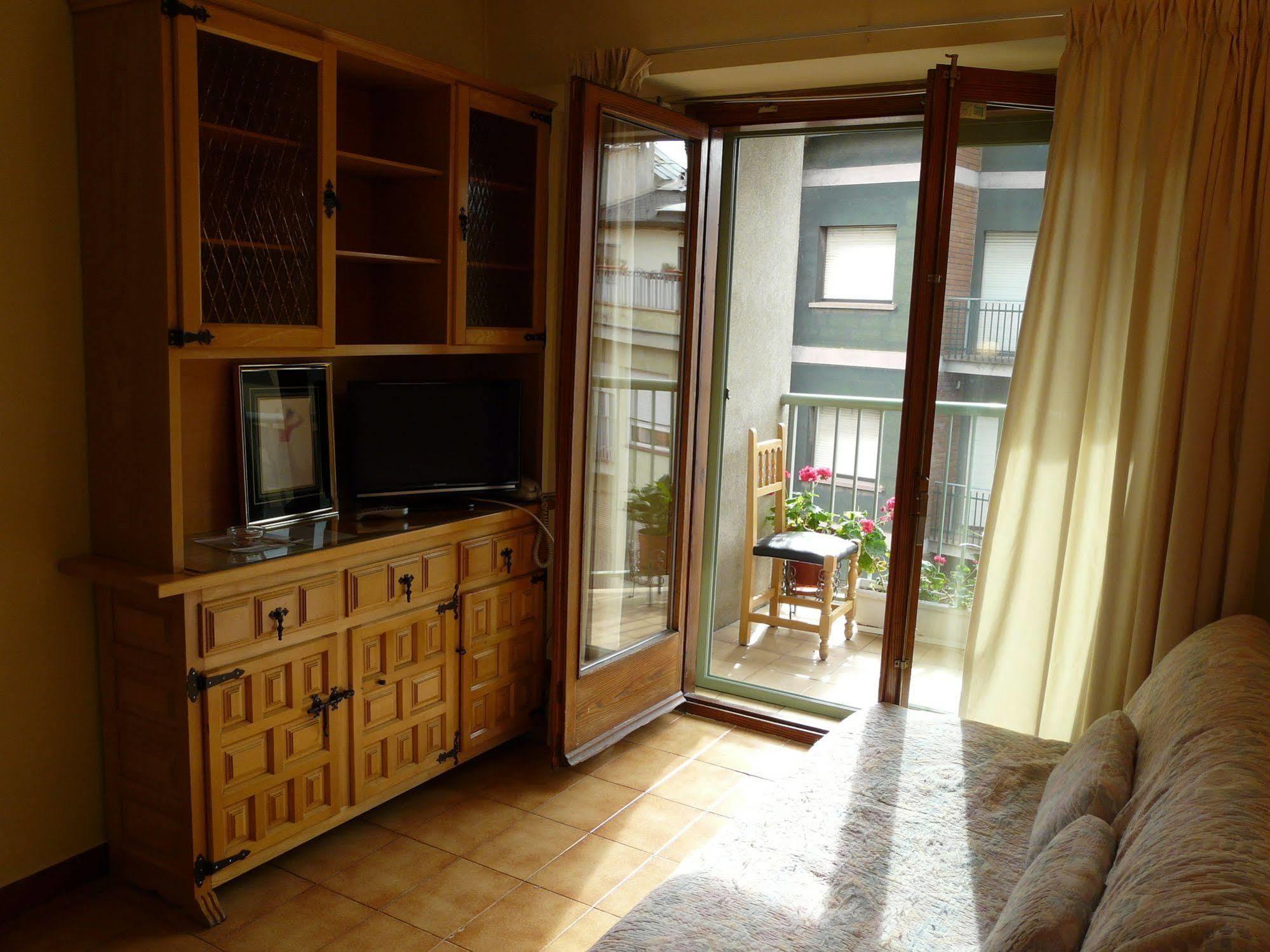 Hotel Nice La Seu d'Urgell Dış mekan fotoğraf