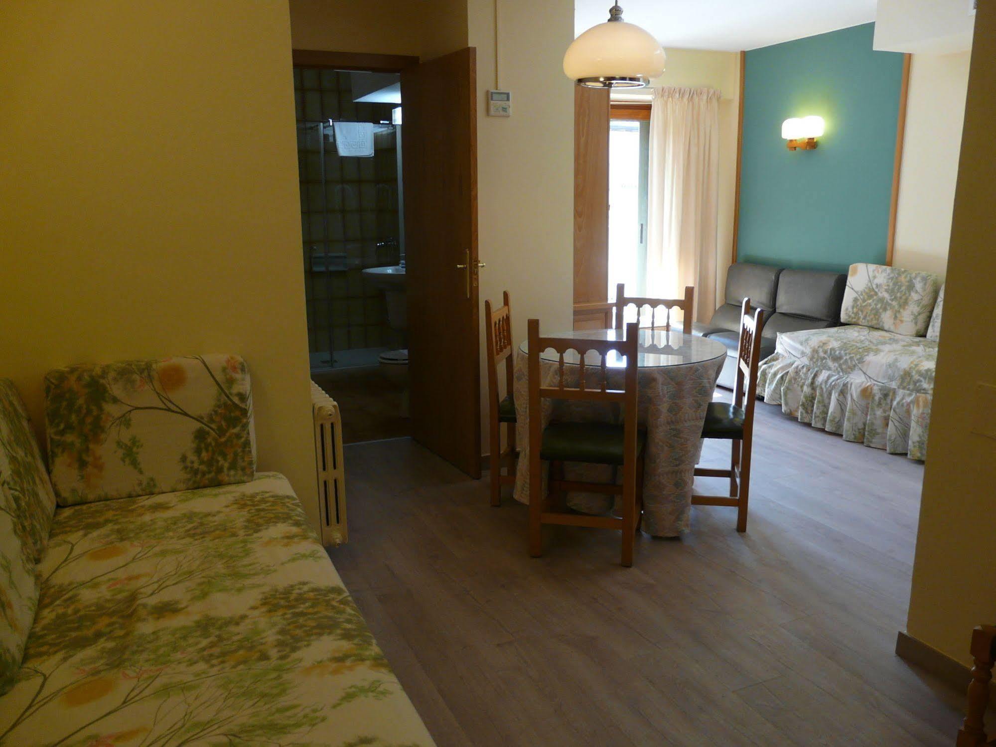 Hotel Nice La Seu d'Urgell Dış mekan fotoğraf